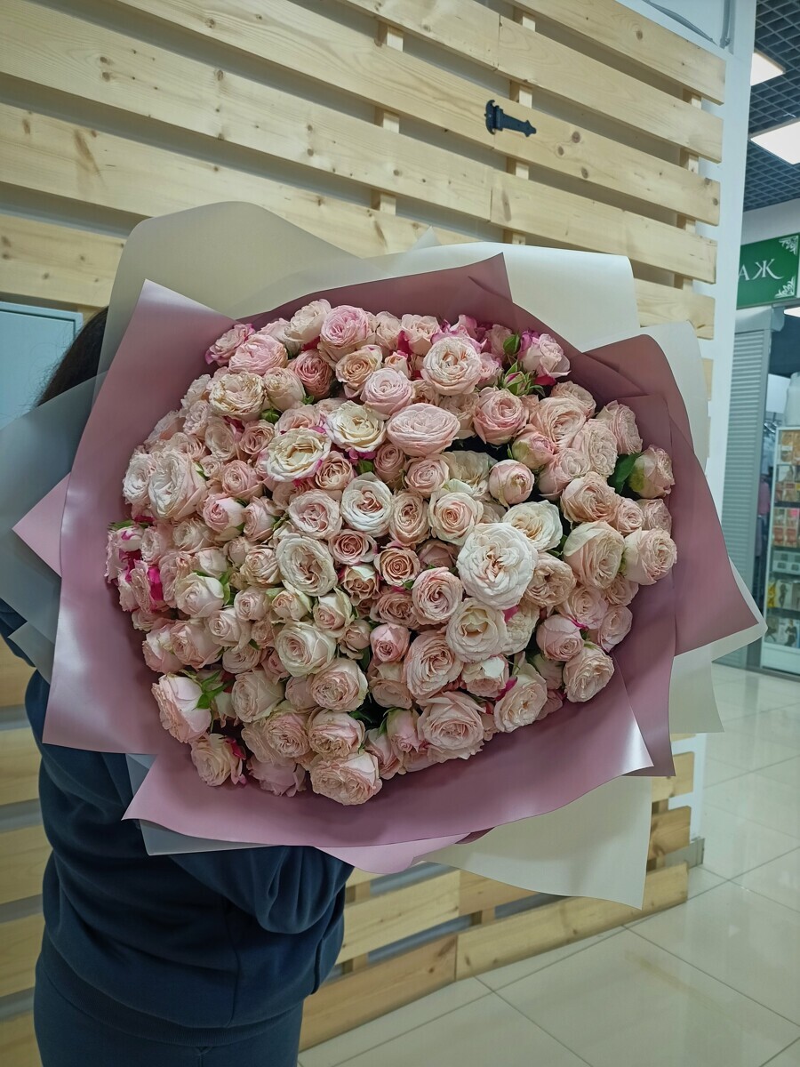 Букет из кустовой розы